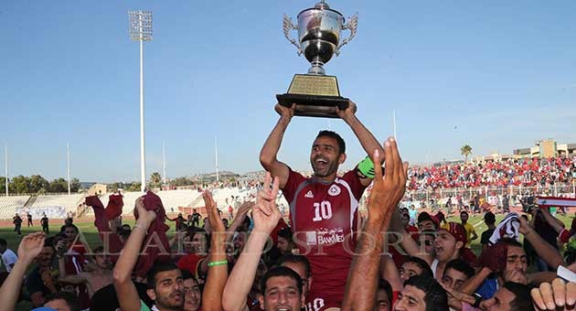 النجمة يتسلم كأس بطولة لبنان لكرة القدم  بالصور 