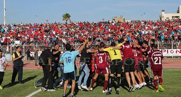 النجمة يتسلم كأس بطولة لبنان لكرة القدم  بالصور 