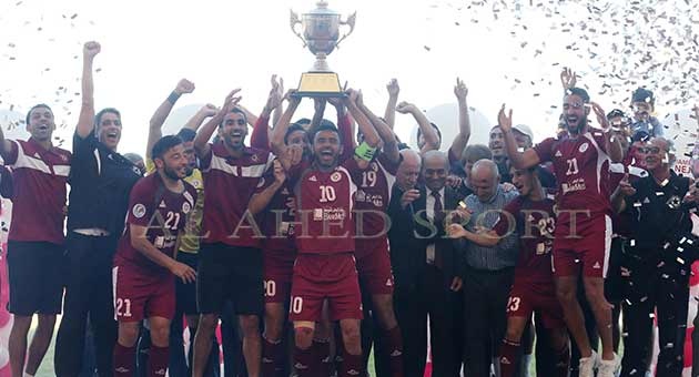 النجمة يتسلم كأس بطولة لبنان لكرة القدم  بالصور 