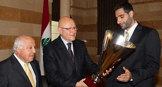 الرياضي يقدم كأس بطولة لبنان لكرة السلة الى الرئيس سلام الرياضي يقدم كأس بطولة لبنان لكرة السلة الى الرئيس سلام