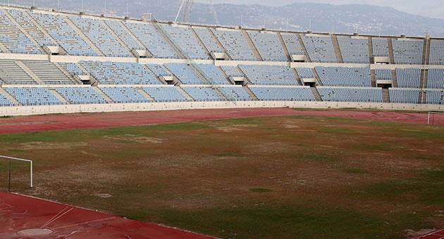 madina_12_9_1_630_01 بالصور : احتراق عشب ارضية ملعب المدينة الرياضية في بيروت