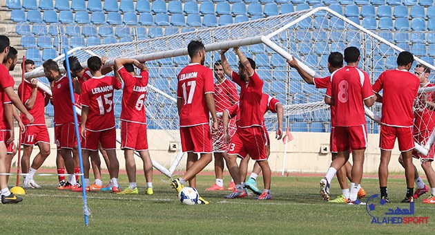 بالصور  : تمارين منتخب لبنان لكرة القدم في حضور المحترفين 