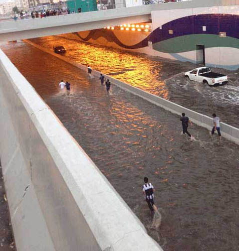 مدينة جدة السعودية تغرق بالأمطار