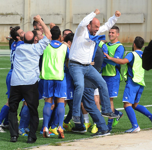 احتفالات الراسينغ بعد الفوز على الاخاء 2-0