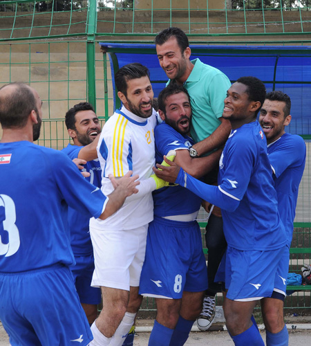 احتفالات الراسينغ بعد الفوز على الاخاء 2-0