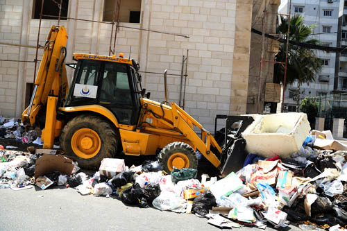 الضاحية الجنوبية تزيل نفاياتها من الشوارع
