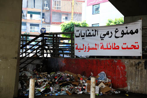 الضاحية الجنوبية تزيل نفاياتها من الشوارع