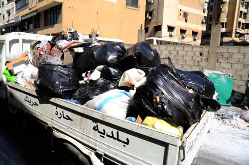 الضاحية الجنوبية تزيل نفاياتها من الشوارع