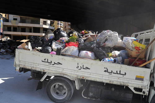 الضاحية الجنوبية تزيل نفاياتها من الشوارع