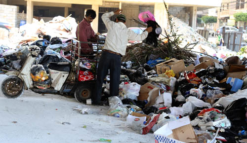 الضاحية الجنوبية تزيل نفاياتها من الشوارع
