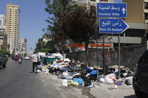 اضراب عمال سوكلين يغرق بيروت الإدارية بالنفايات