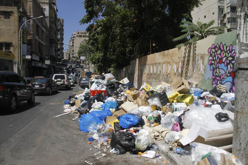 اضراب عمال سوكلين يغرق بيروت الإدارية بالنفايات
