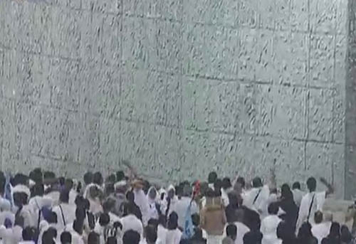 الحجاج يرمون الجمرات في اول ايام التشريق