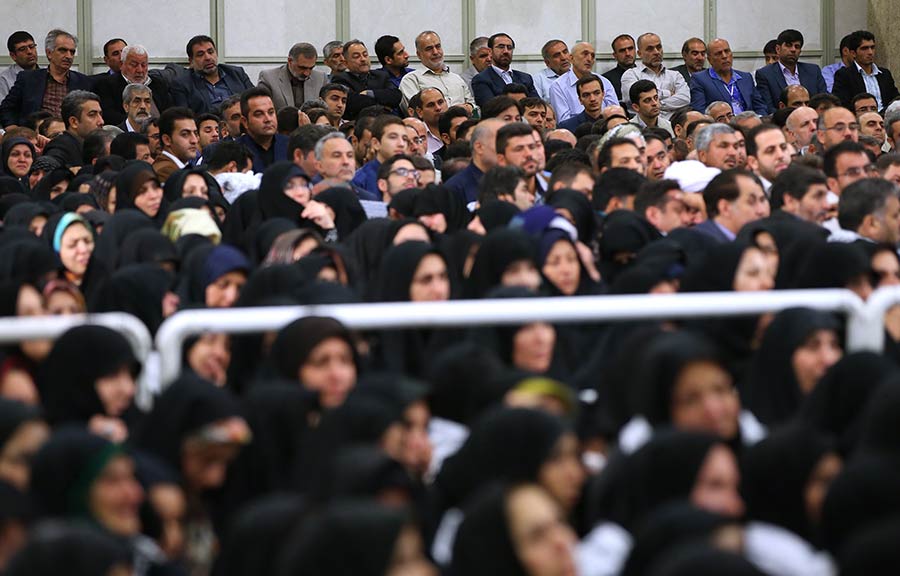 لقاء الإمام الخامنئي بأسر شهداء منى..(2016-09-07)