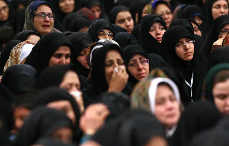 لقاء الإمام الخامنئي بأسر شهداء منى..(2016-09-07)