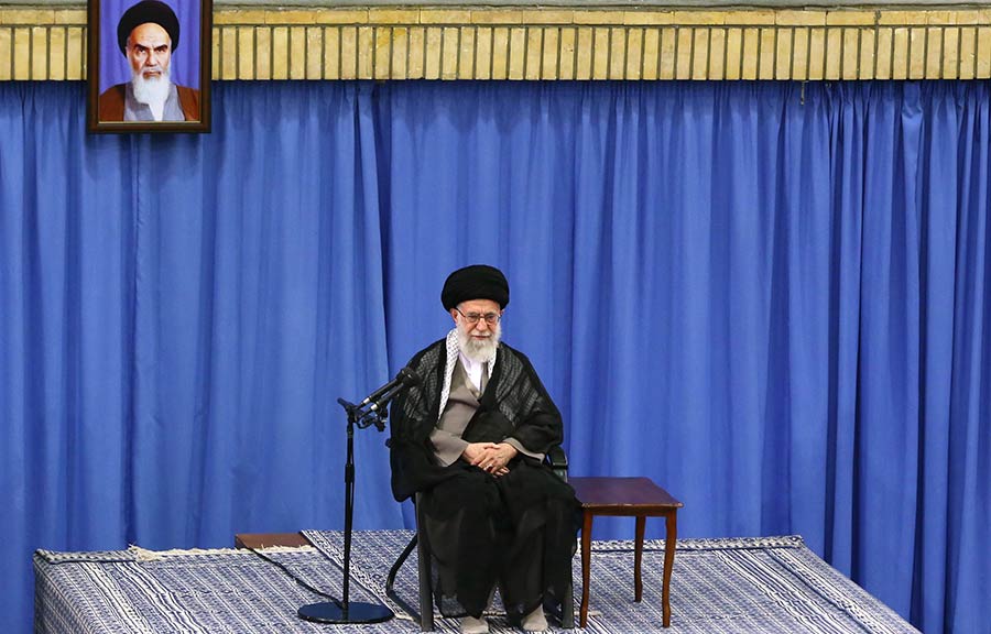 لقاء الإمام الخامنئي بأسر شهداء منى..(2016-09-07)
