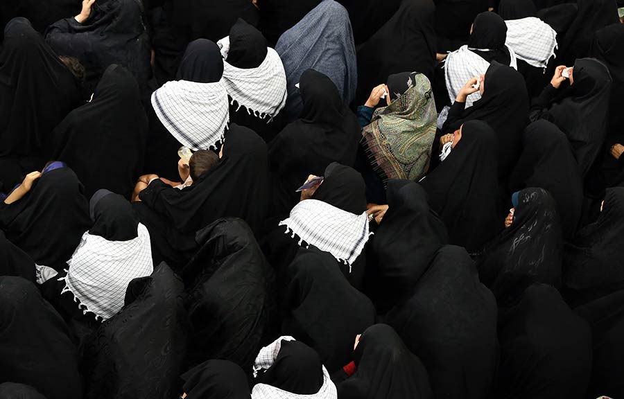 لقاء الإمام الخامنئي بأسر شهداء منى..(2016-09-07)