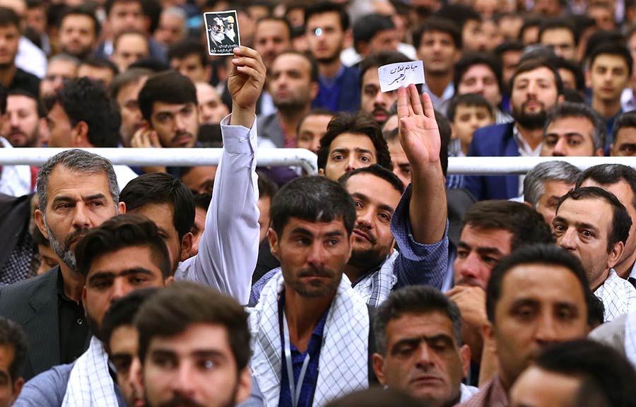 لقاء الإمام الخامنئي بأسر شهداء منى..(2016-09-07)