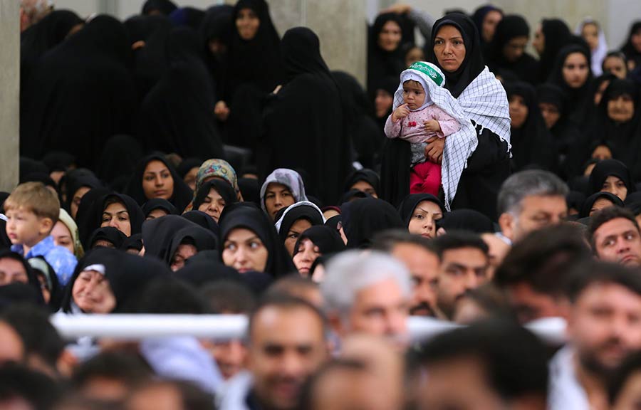 لقاء الإمام الخامنئي بأسر شهداء منى..(2016-09-07)