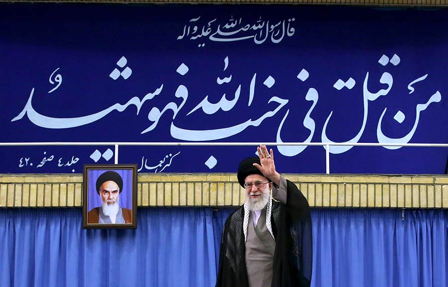 لقاء الإمام الخامنئي بأسر شهداء منى..(2016-09-07)