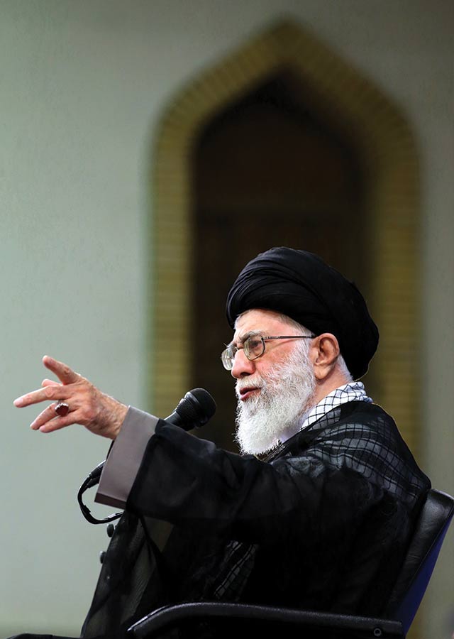 لقاء الإمام الخامنئي بأسر شهداء منى..(2016-09-07)