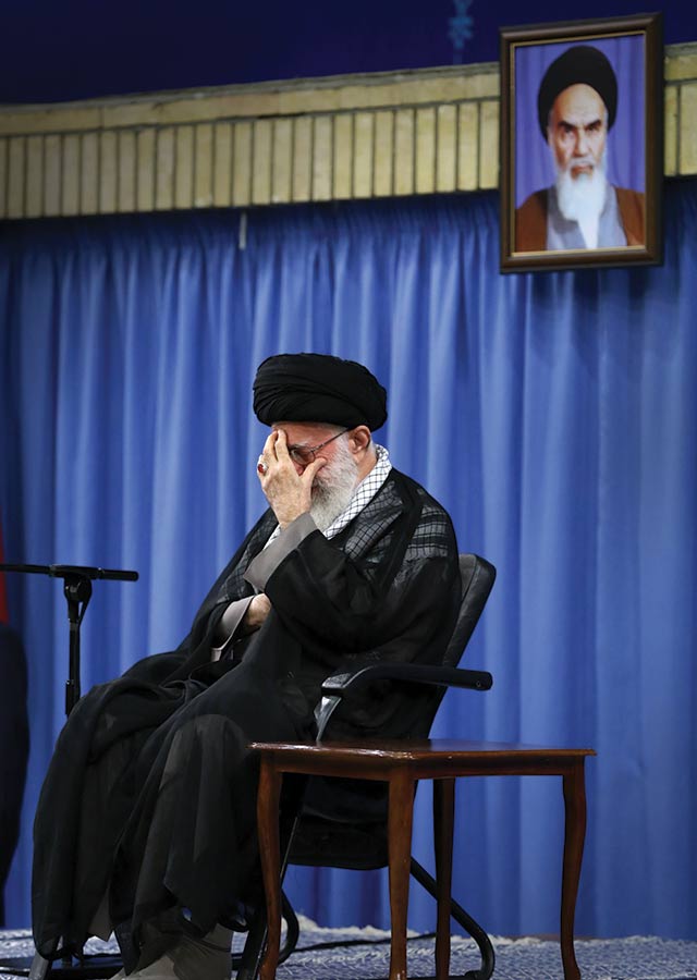 لقاء الإمام الخامنئي بأسر شهداء منى..(2016-09-07)