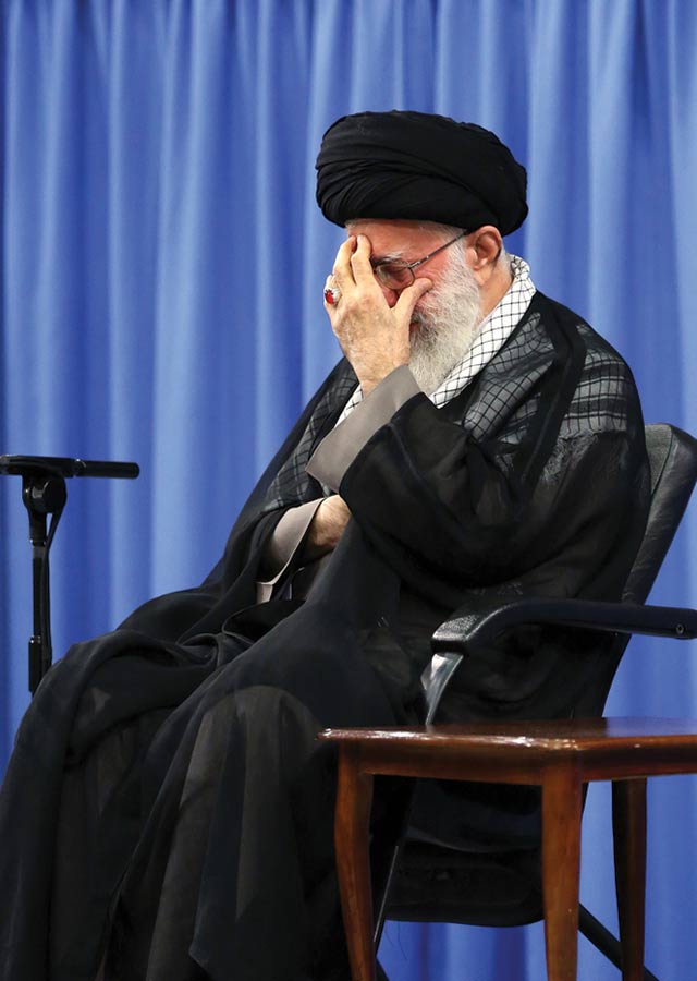 لقاء الإمام الخامنئي بأسر شهداء منى..(2016-09-07)