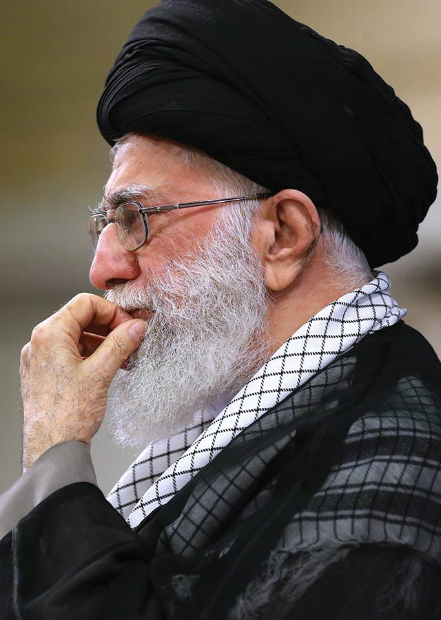 لقاء الإمام الخامنئي بأسر شهداء منى..(2016-09-07)