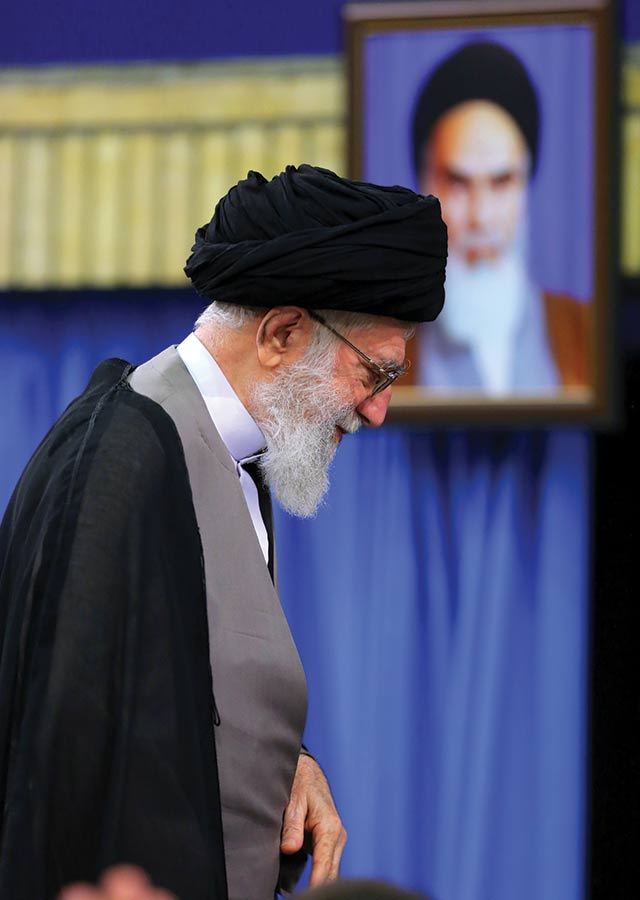 لقاء الإمام الخامنئي بأسر شهداء منى..(2016-09-07)