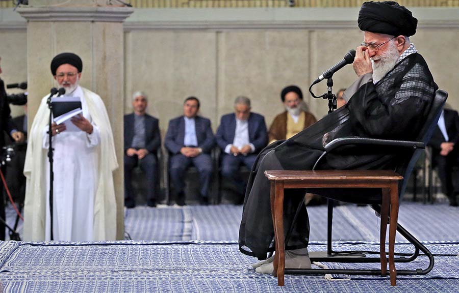 لقاء الإمام الخامنئي بأسر شهداء منى..(2016-09-07)