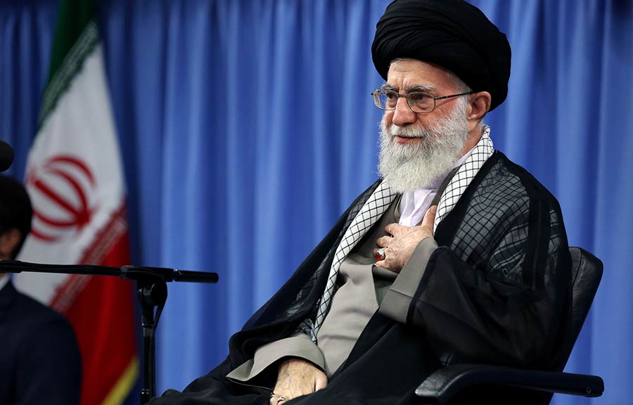 لقاء الإمام الخامنئي بأسر شهداء منى..(2016-09-07)