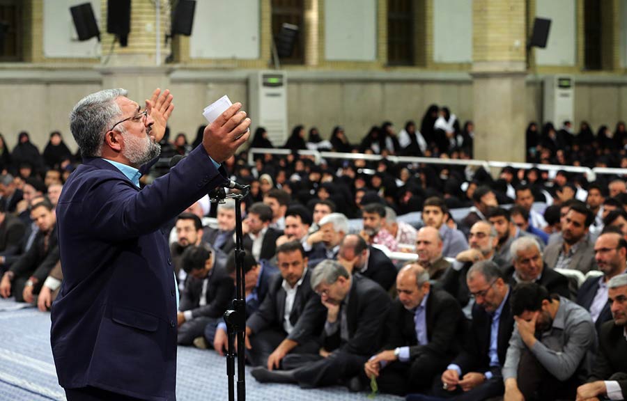 لقاء الإمام الخامنئي بأسر شهداء منى..(2016-09-07)