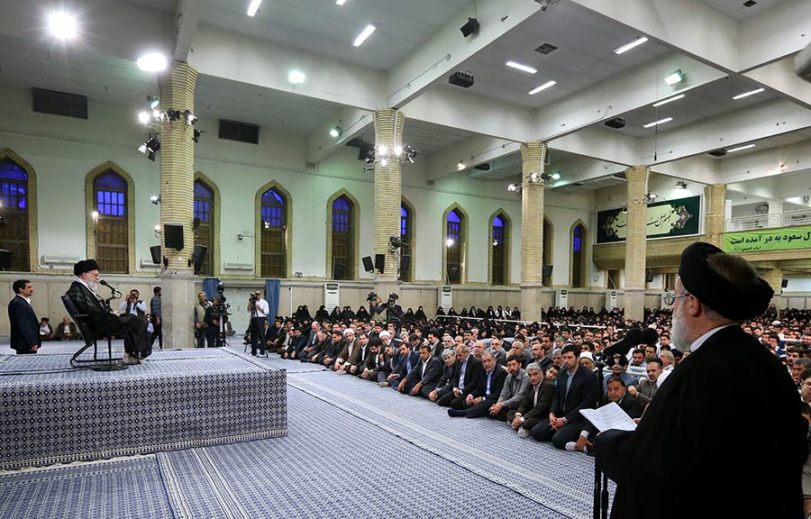 لقاء الإمام الخامنئي بأسر شهداء منى..(2016-09-07)