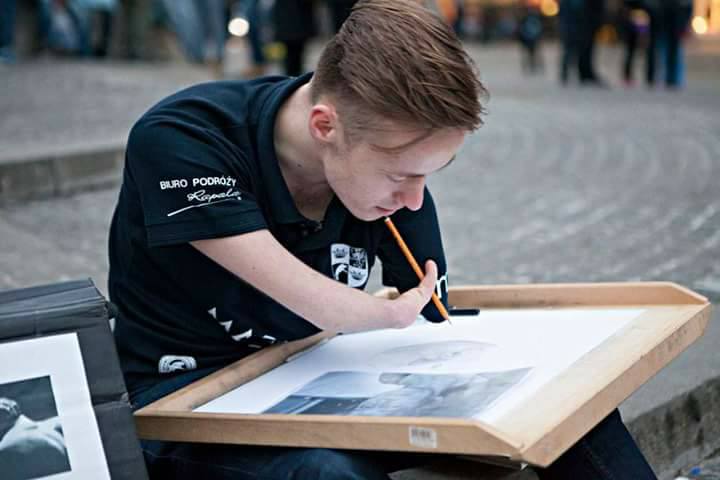 رسوم واقعية لفنان بدون ذراعين 