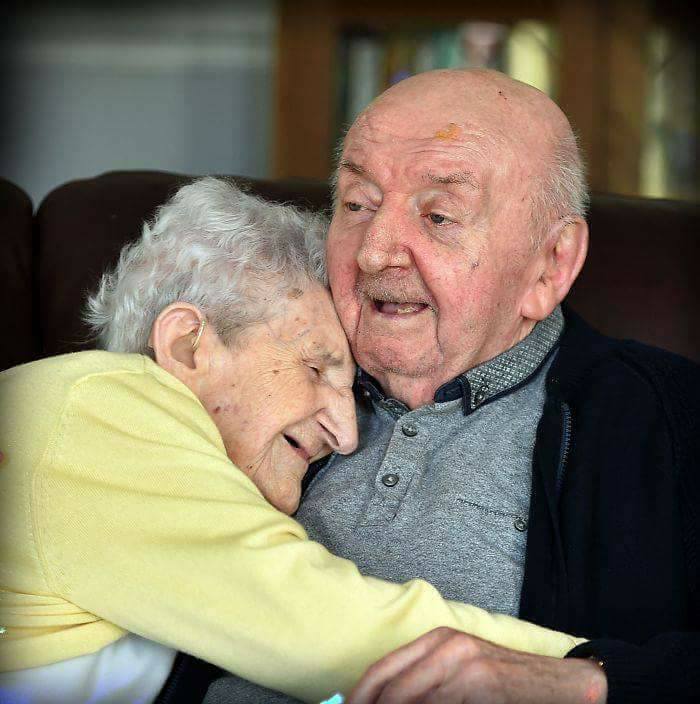 98 عاماً تنتقل إلى دار رعاية لرعاية ابنها البالغ من العمر 80 عاماً!