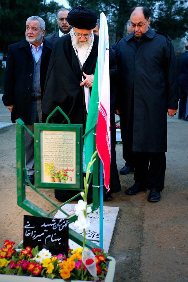 الإمام الخامنئي يزور مرقد الامام الخميني