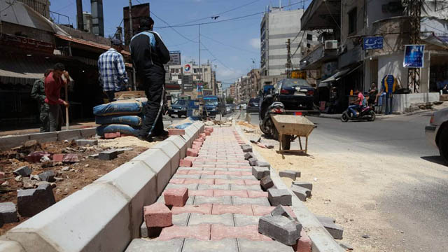 بلدية المريجة تجمّل الارصفة والمستديرات