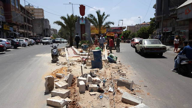 بلدية المريجة تجمّل الارصفة والمستديرات