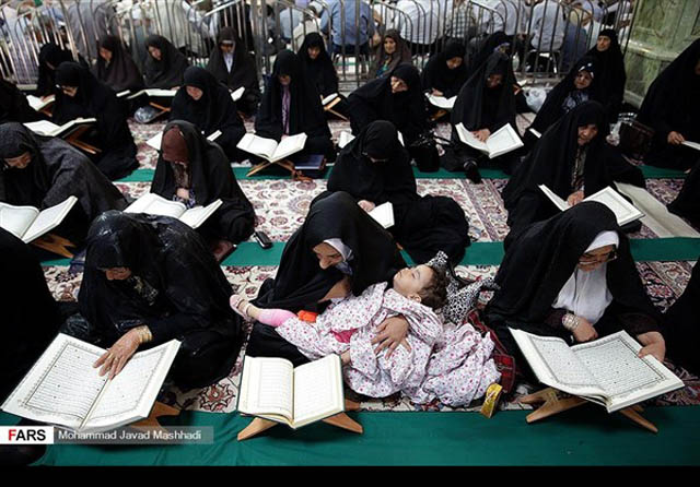 تلاوة القرآن عند مرقد الإمام الرضا