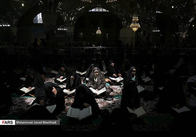 تلاوة القرآن عند مرقد الإمام الرضا