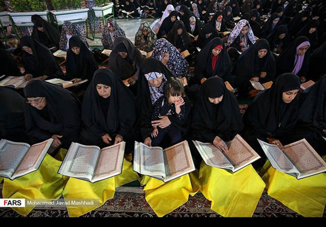 تلاوة القرآن عند مرقد الإمام الرضا
