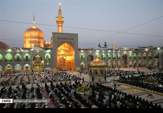 تلاوة القرآن عند مرقد الإمام الرضا