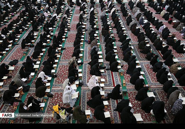تلاوة القرآن عند مرقد الإمام الرضا
