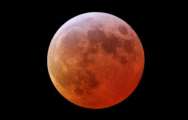 القمر الدامي حول العالم