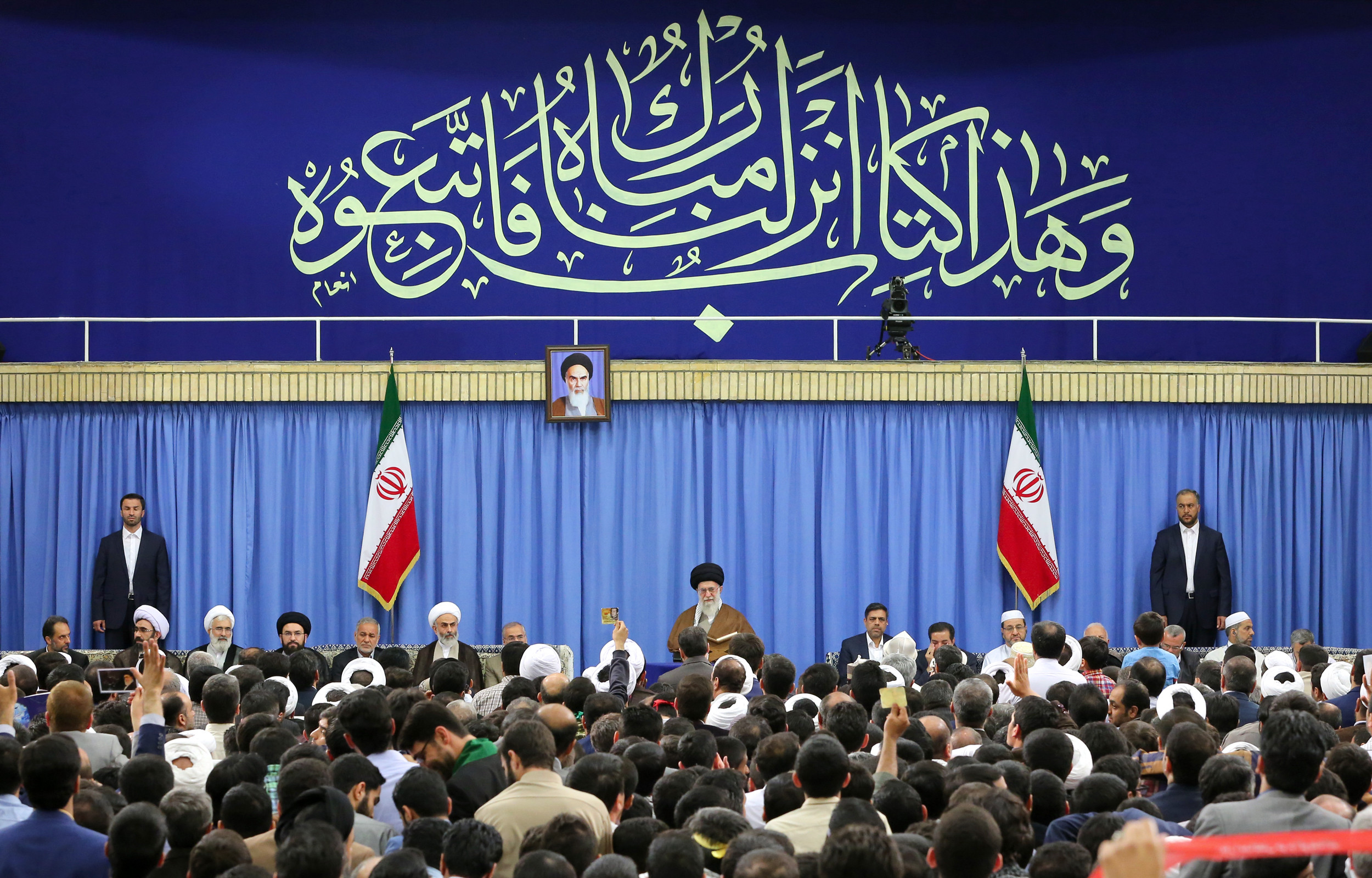 الإمام الخامنئي خلال استقباله الفائزين والمشاركين في مسابقات طهران الدولية الـ33 لحفظ وتلاوة القرآن الكريم