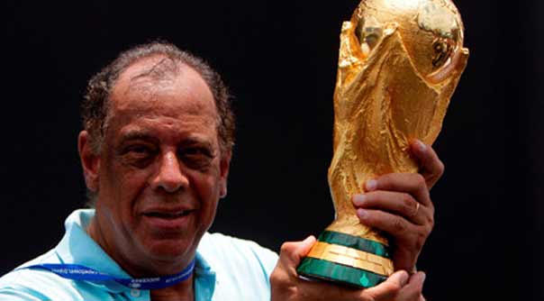 وفاة كارلوس البرتو توريس قائد المنتخب البرازيلي الاسطوري لعام 1970