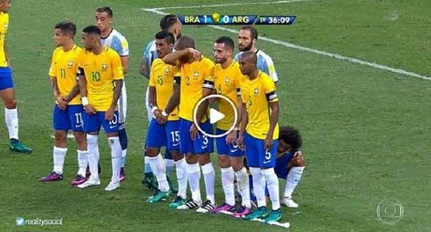  بالصورة .. مارسيلو يبتكر طريقة جديدة للتصدي لركلات ميسي الثابتة