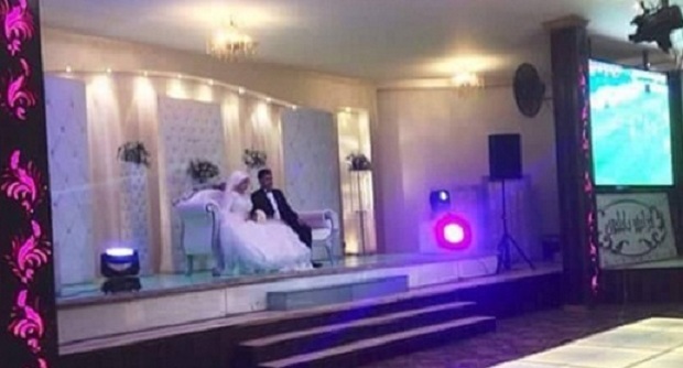  بالصورة..عريس ينسى حفل زفافه لمتابعة مباراة مصر وبوركينا فاسو!