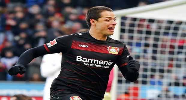 لقطة طريفة.. لاعب يفرض حراسة مشددة على منافسه تجاوزت حدود الملعب!