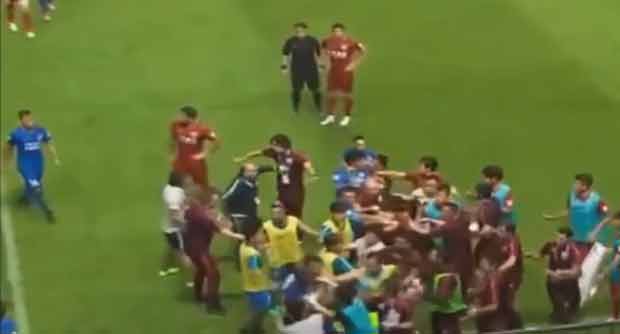بالفيديو.. مباراة تتحول الى حلبة مصارعة في الدوري الصيني الممتاز